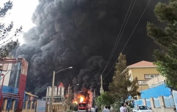 Небо в черном дыме: в Иране произошел взрыв на химзаводе