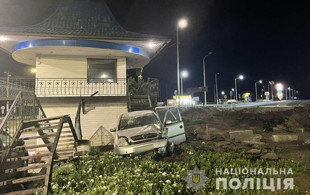 Под Черкассами автомобиль на скорости протаранил пост полиции