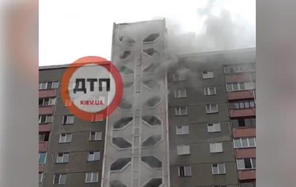 В Киеве на Позняках загорелась многоэтажка (ФОТО, ВИДЕО)