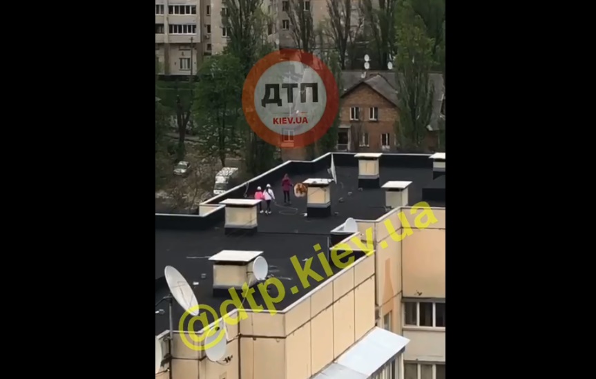 В Киеве дети устроили опасные игры на крыше многоэтажки
