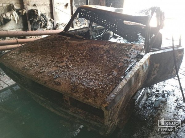 В Кривом Роге сгорело авто в гараже