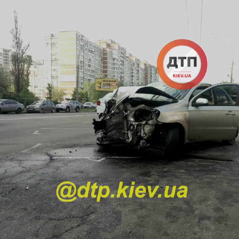 В Киеве на Троещине водитель авто влетел в тягач: есть пострадавший