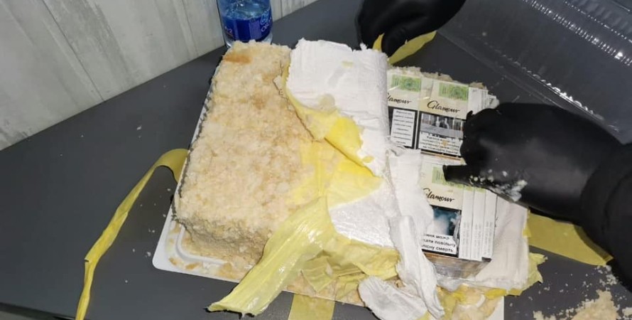 Контрабандист спрятал сигареты в торте