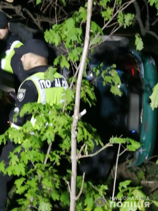 На Николаевщине Hyundai слетел с дороги и врезался в дерево,  погиб пассажир