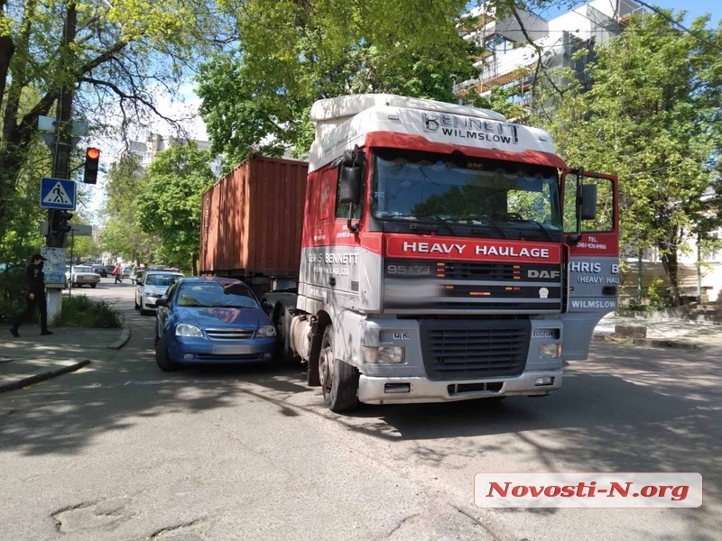 В Николаеве не поделили дорогу тягач DAF и Chevrolet