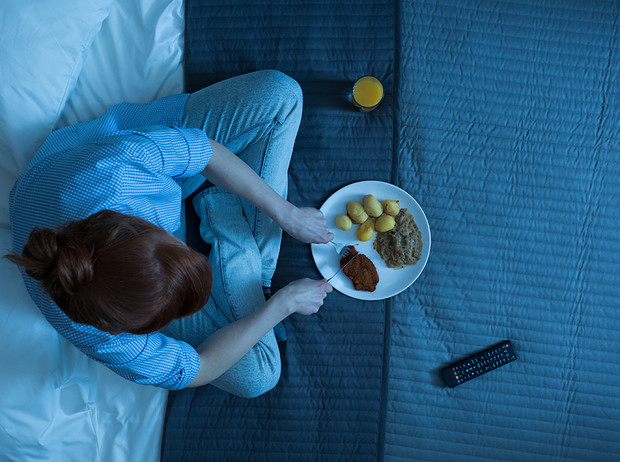 Ученые рассказали, как перестать есть перед сном