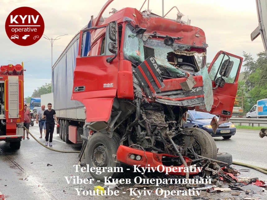 При въезде в Киеве столкнулись шесть грузовиков (ФОТО)