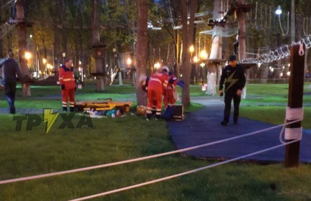 В Харькове в веревочном парке с высоты рухнул инструктор