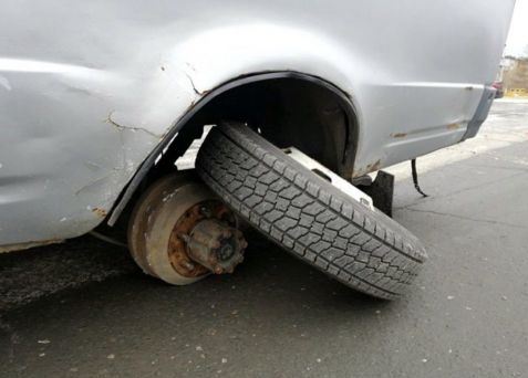 В Харькове у автомобиля на ходу отвалились колеса