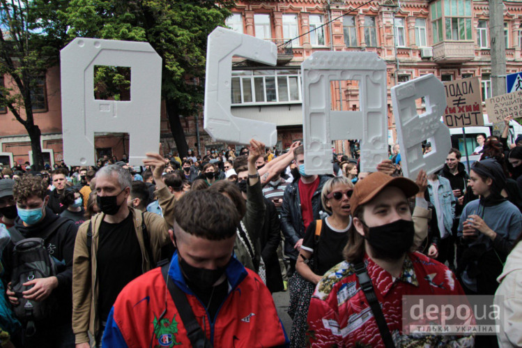 На Подоле в Киеве молодежь окружила отделение полиции: что случилось