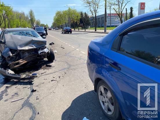 В Кривом Роге столкнулись Daewoo и Chevrolet: у авто сильные повреждения