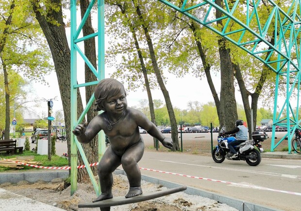 В Киеве появилась забавная скульптура (ФОТО)