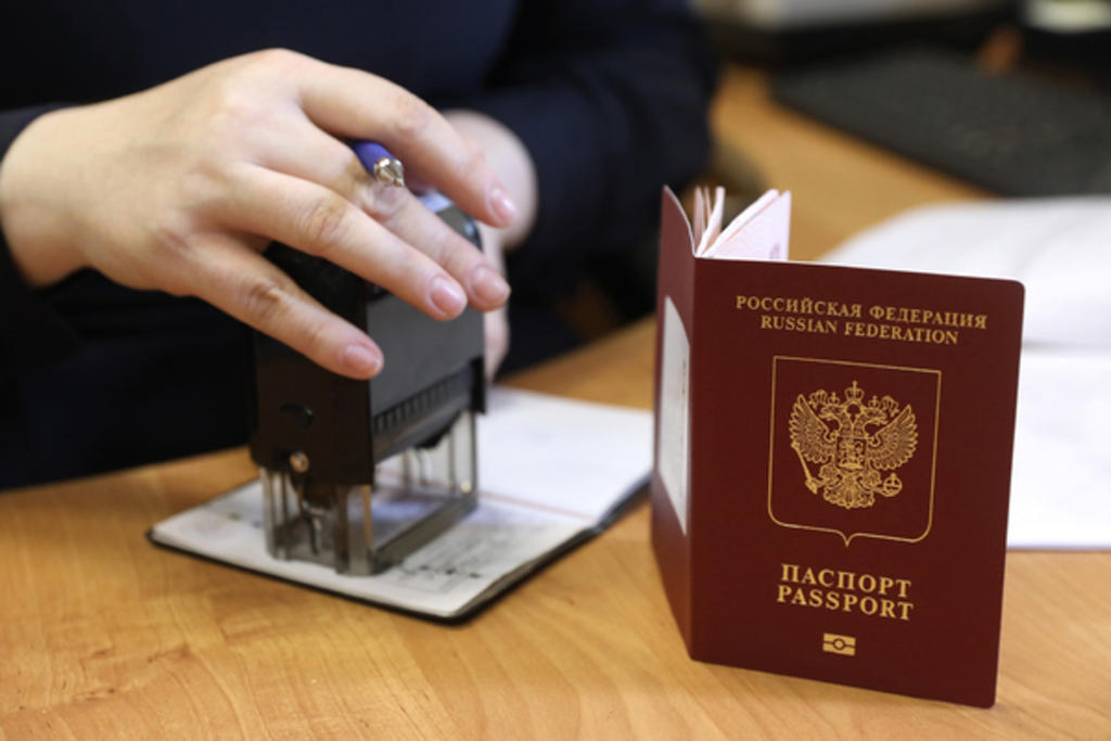 Эксперт рассказал, чем грозит получение полумиллиона паспортов РФ жителями Донбасса