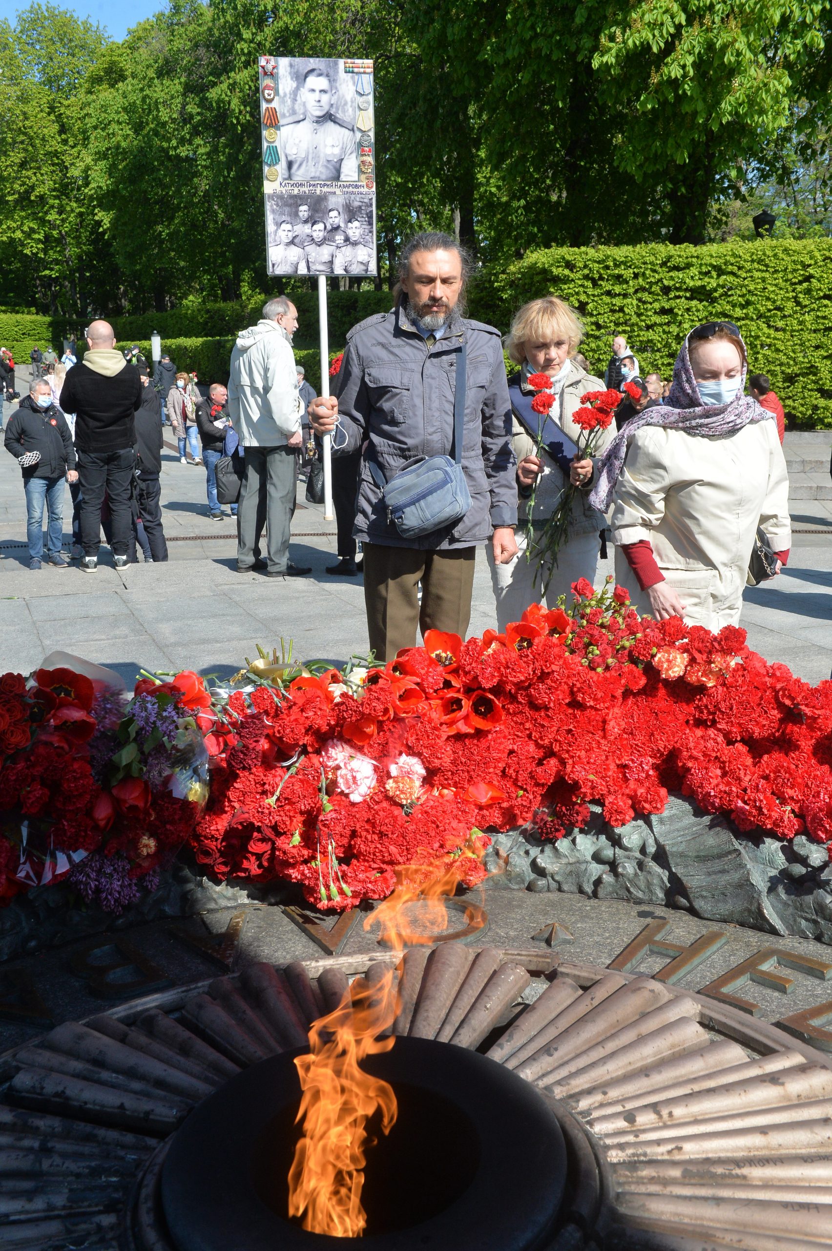 День Победы в Киеве: Без шествий, и официоза, с цветами и почтением