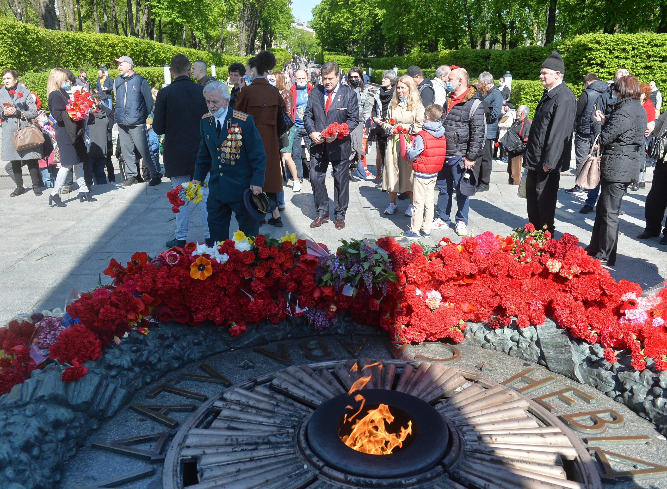 День Победы в Киеве: Без шествий, и официоза, с цветами и почтением