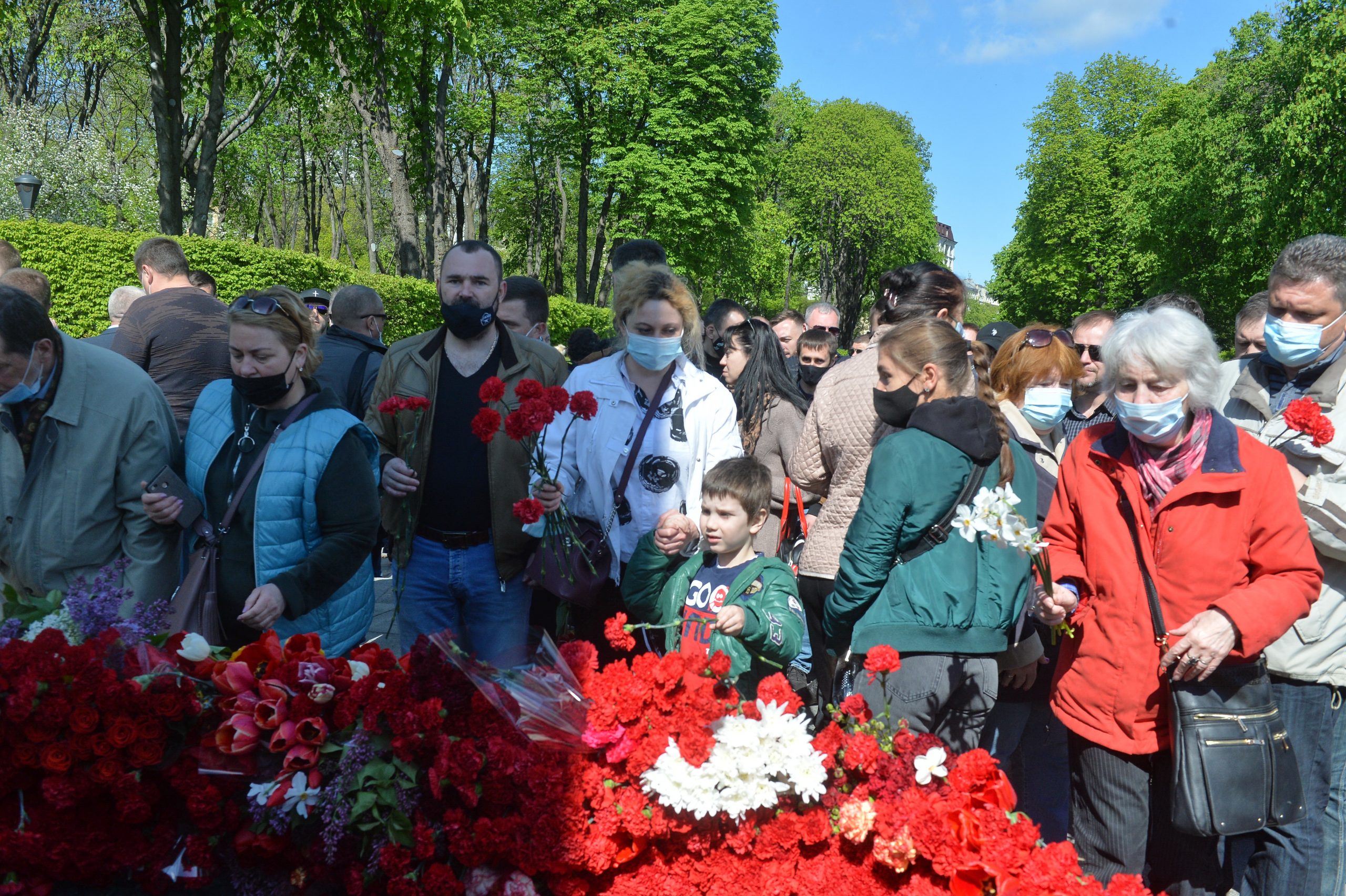 День Победы в Киеве: Без шествий, и официоза, с цветами и почтением