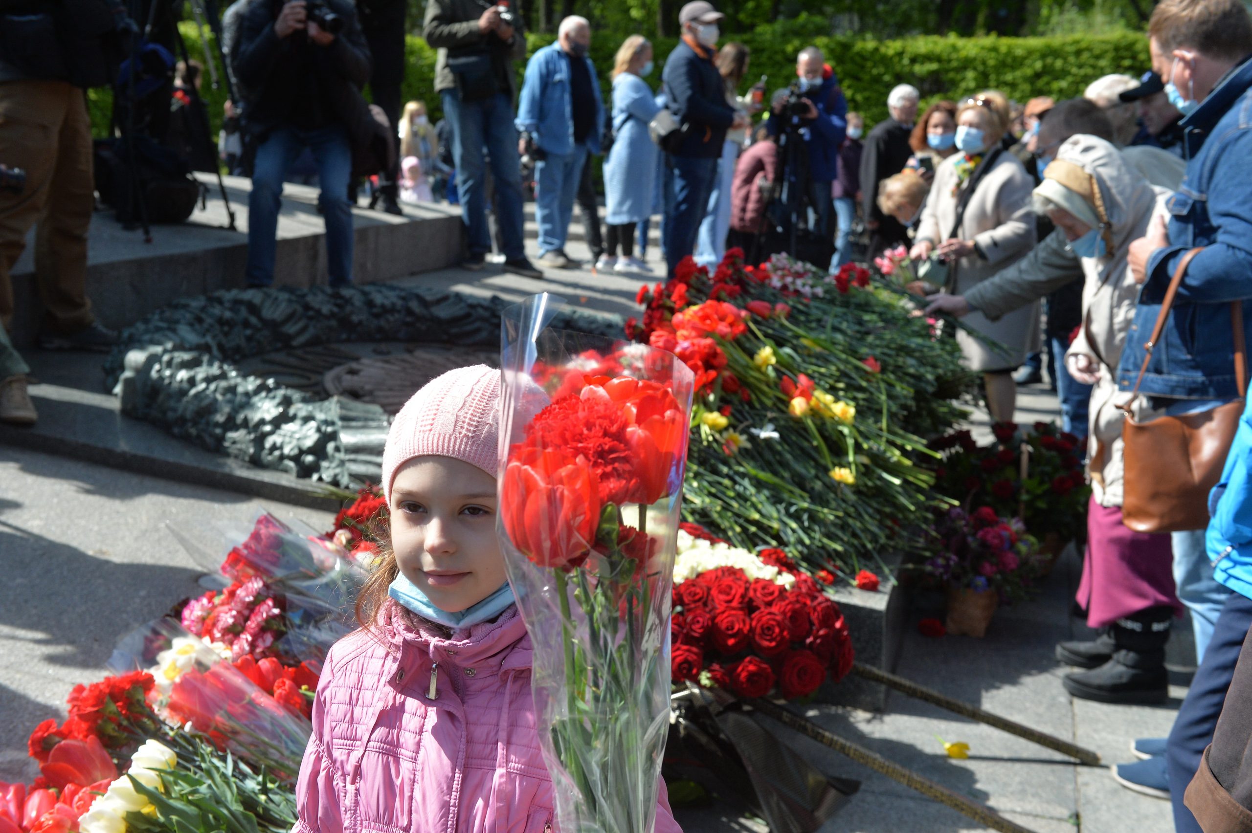 День Победы в Киеве: Без шествий, и официоза, с цветами и почтением