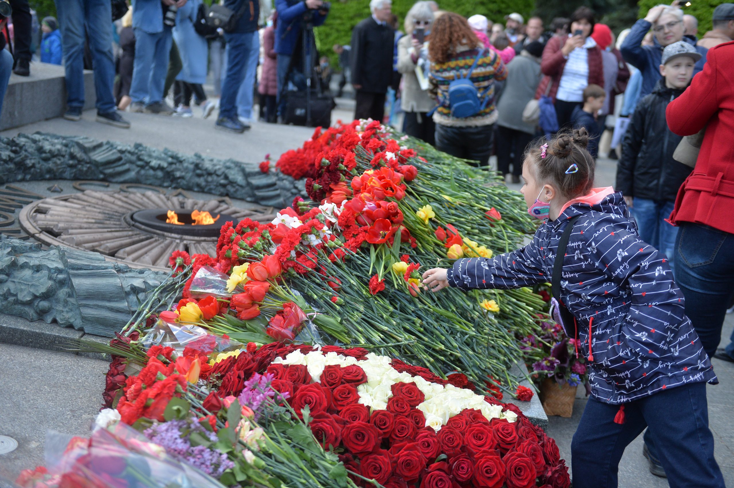 День Победы в Киеве: Без шествий, и официоза, с цветами и почтением