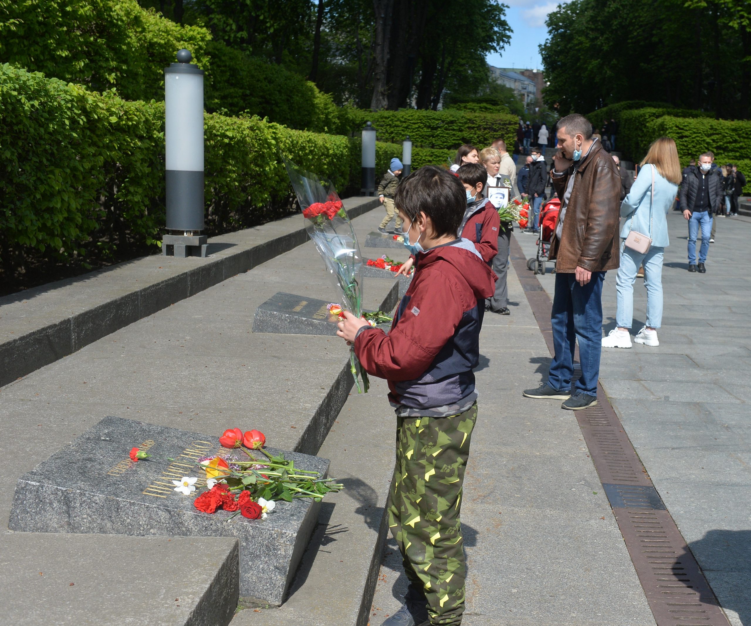 День Победы в Киеве: Без шествий, и официоза, с цветами и почтением