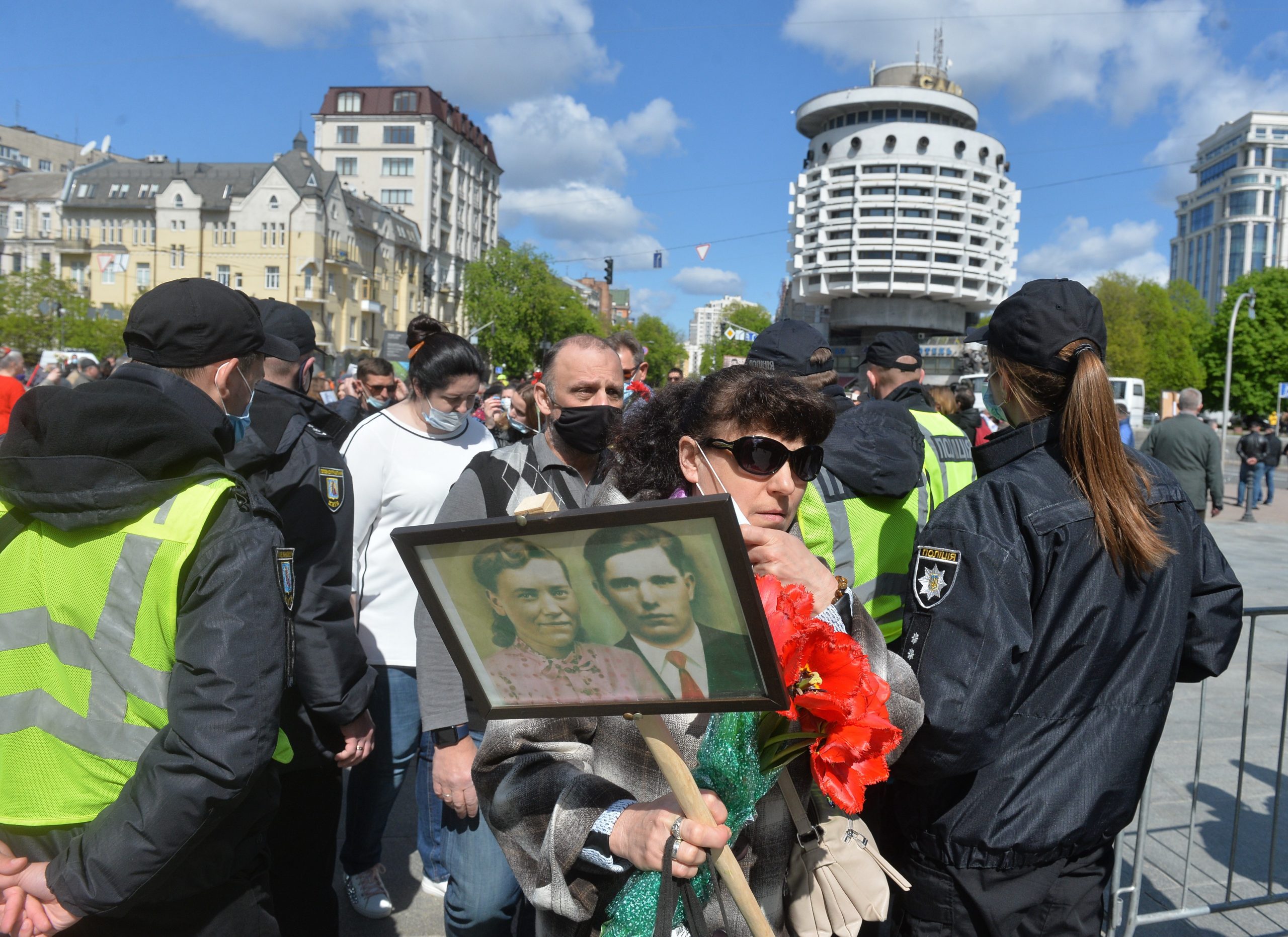 День Победы в Киеве: Без шествий, и официоза, с цветами и почтением