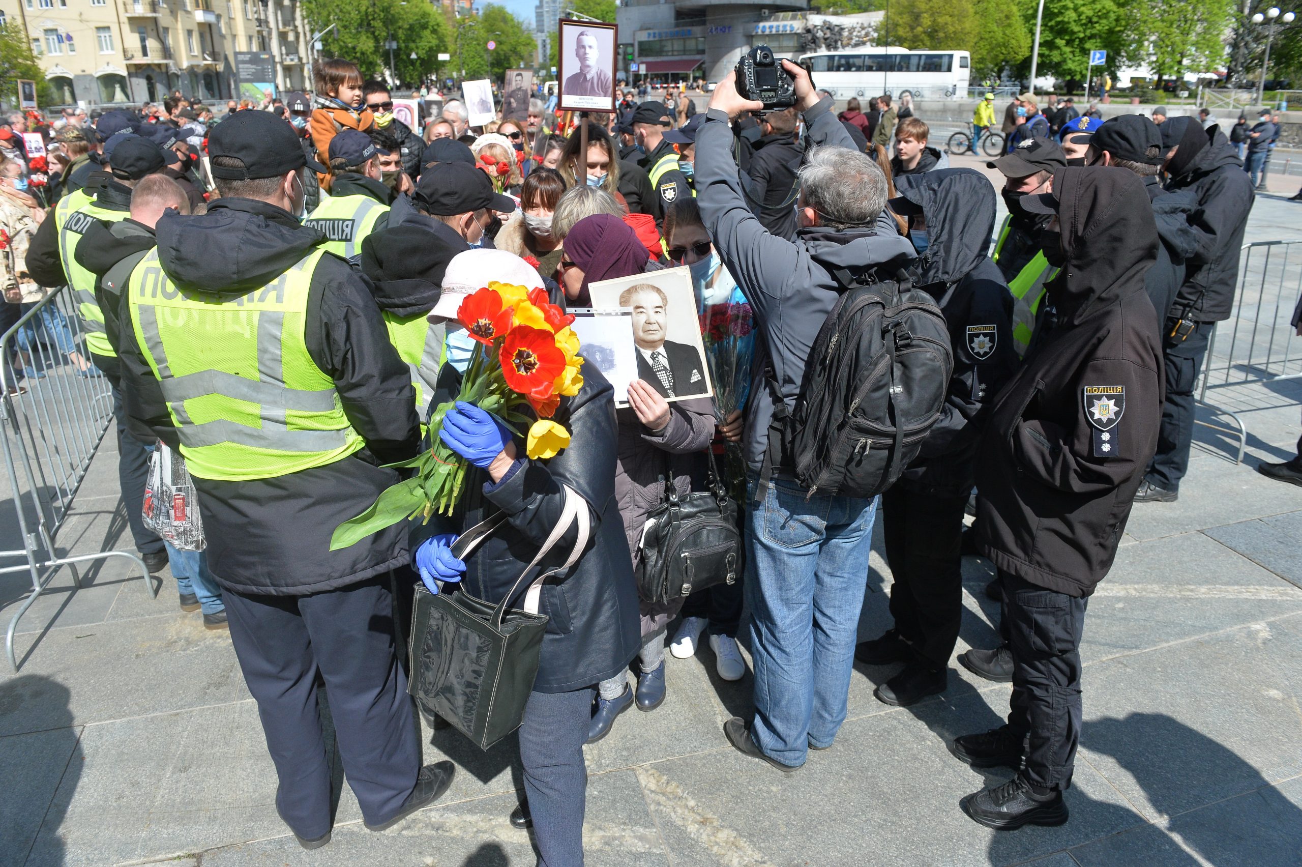 День Победы в Киеве: Без шествий, и официоза, с цветами и почтением