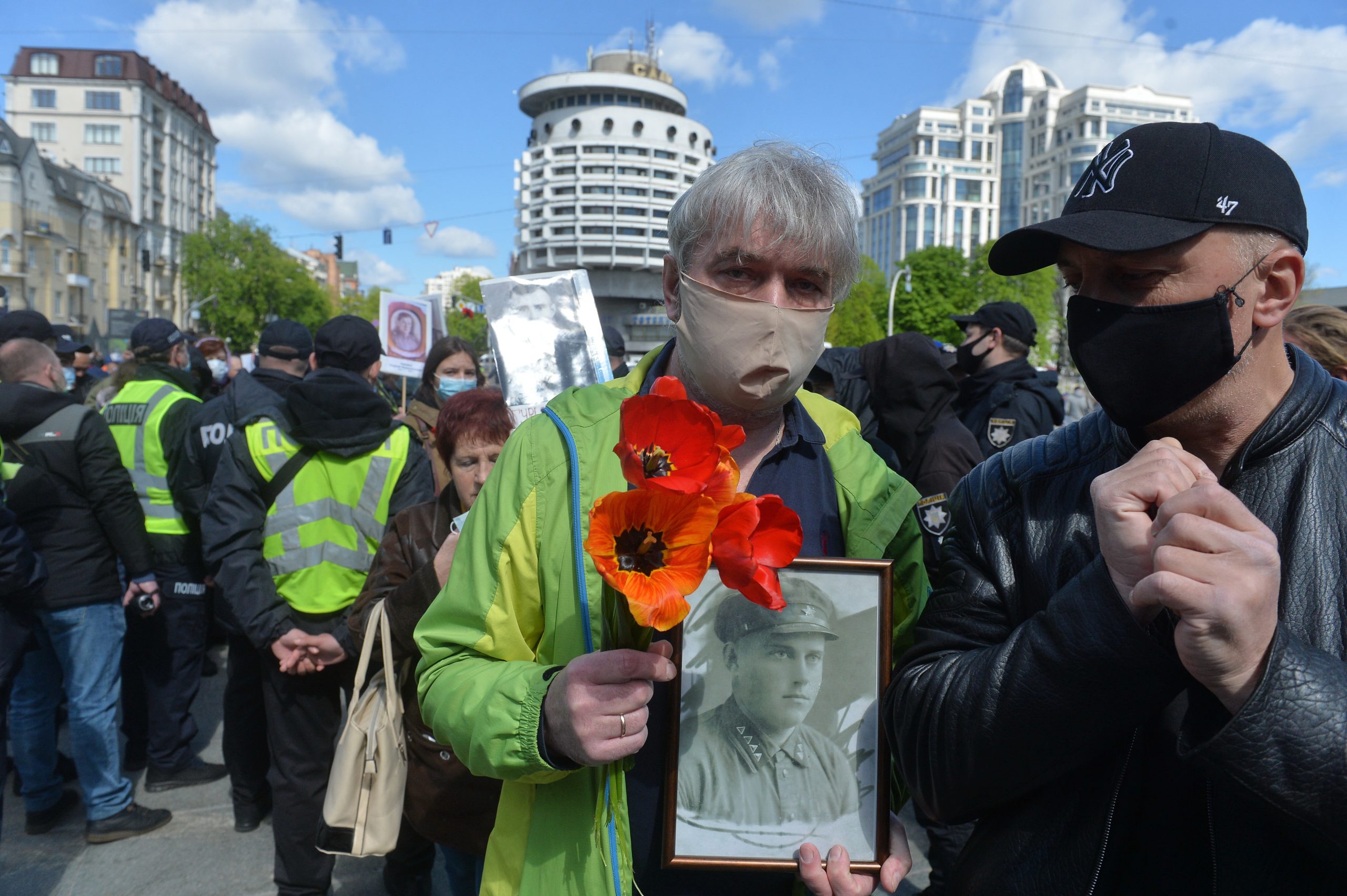 День Победы в Киеве: Без шествий, и официоза, с цветами и почтением