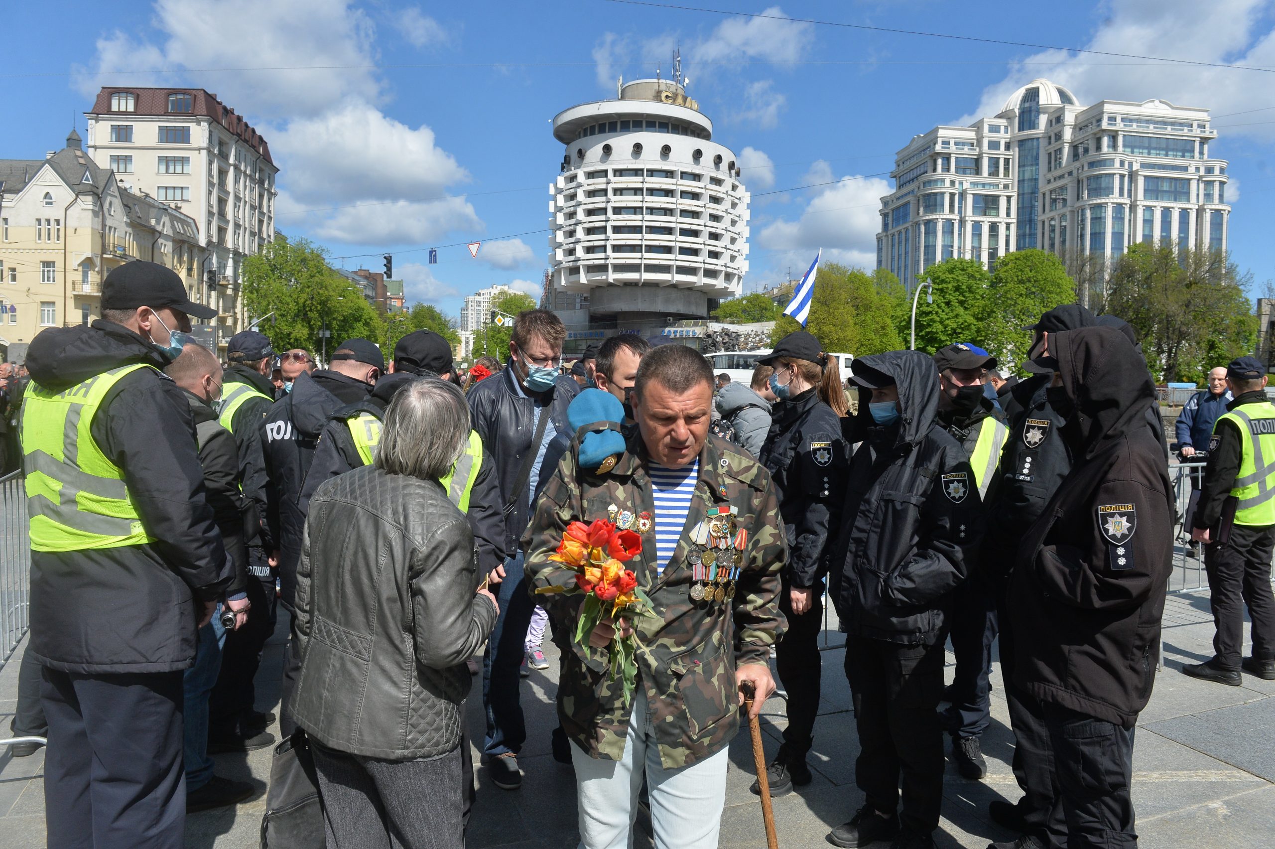 День Победы в Киеве: Без шествий, и официоза, с цветами и почтением