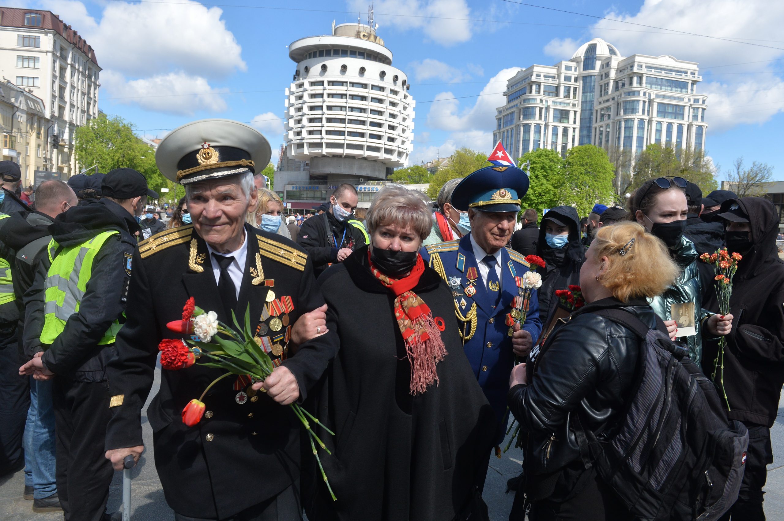 День Победы в Киеве: Без шествий, и официоза, с цветами и почтением