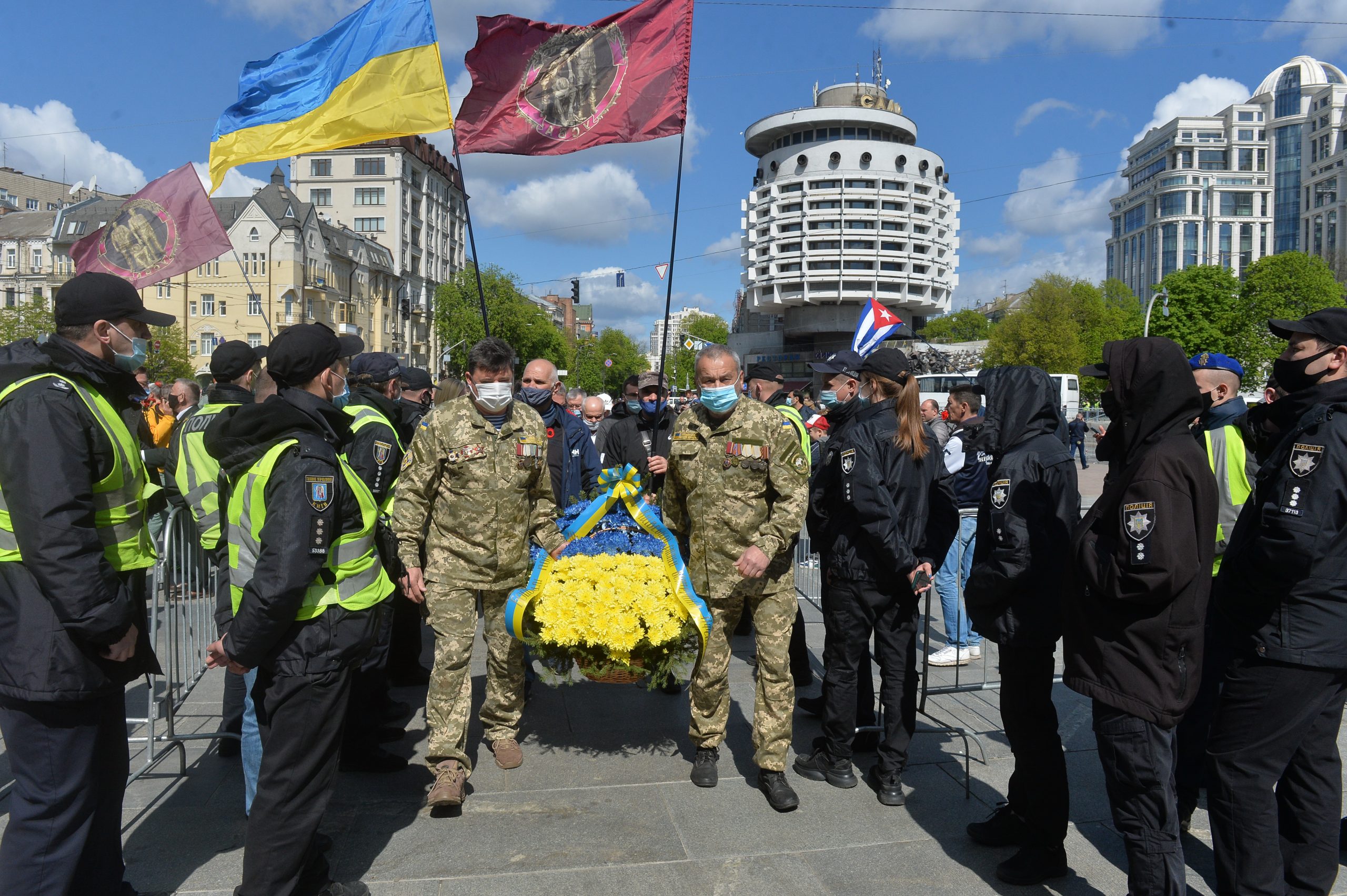 День Победы в Киеве: Без шествий, и официоза, с цветами и почтением