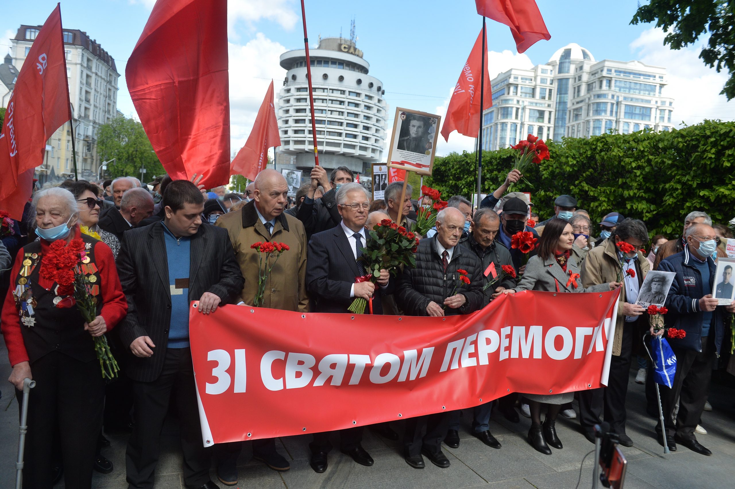 День Победы в Киеве: Без шествий, и официоза, с цветами и почтением