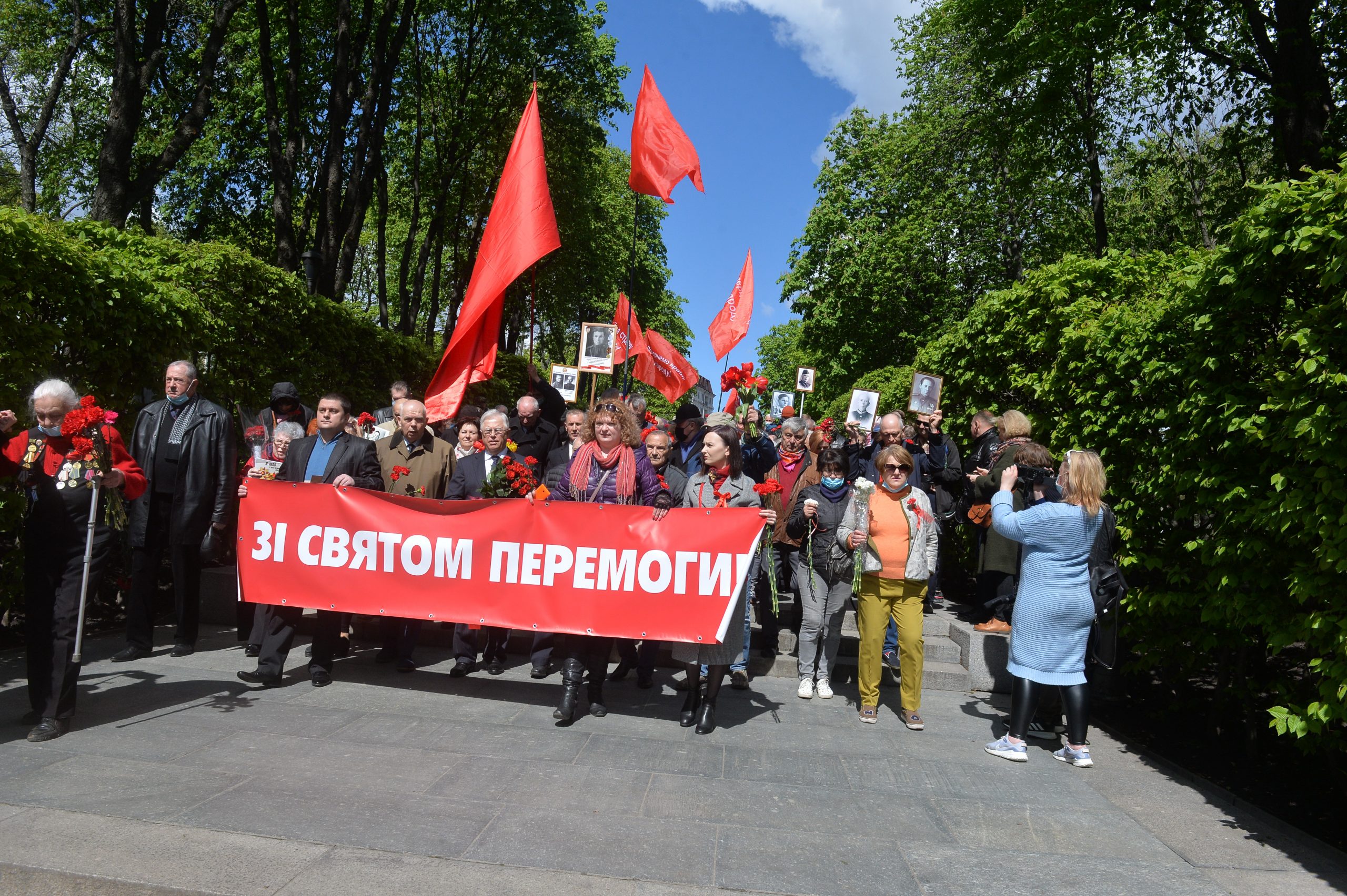 День Победы в Киеве: Без шествий, и официоза, с цветами и почтением