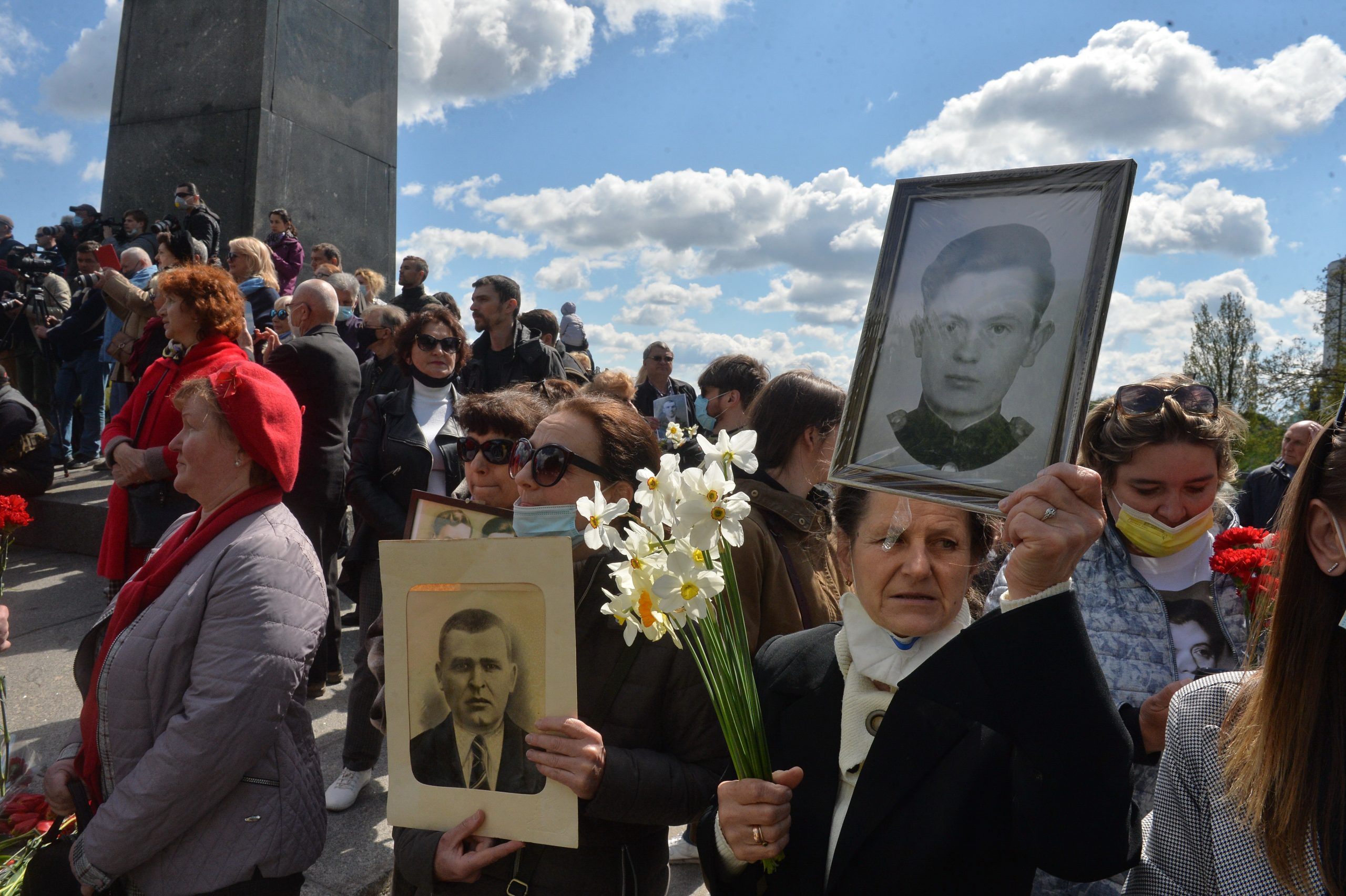 День Победы в Киеве: Без шествий, и официоза, с цветами и почтением