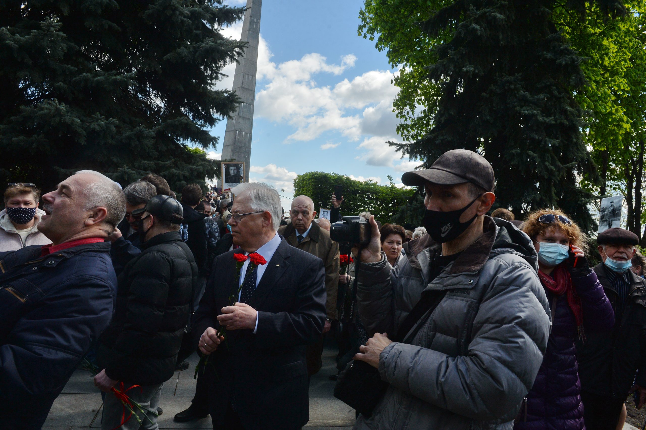 День Победы в Киеве: Без шествий, и официоза, с цветами и почтением