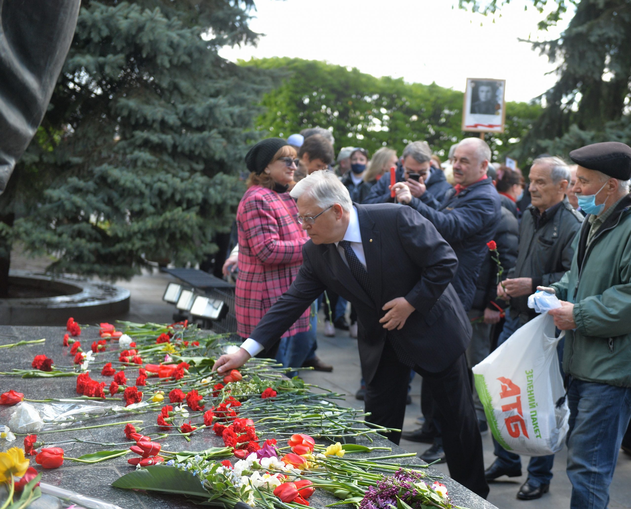 День Победы в Киеве: Без шествий, и официоза, с цветами и почтением