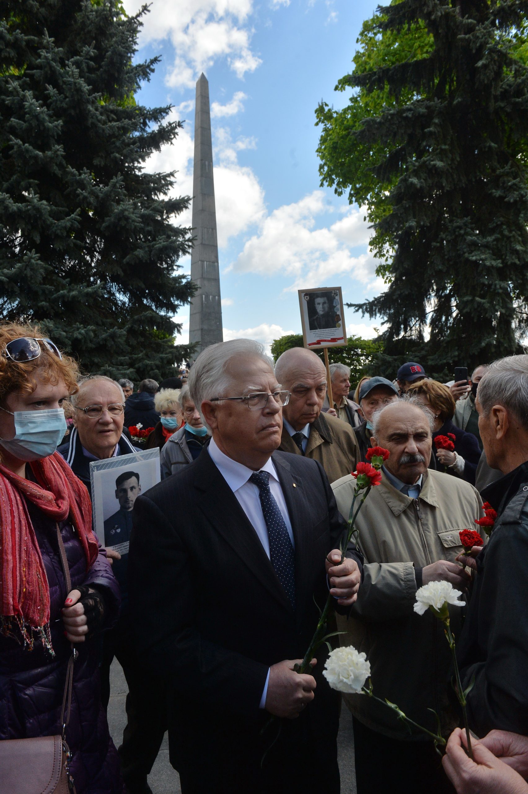 День Победы в Киеве: Без шествий, и официоза, с цветами и почтением