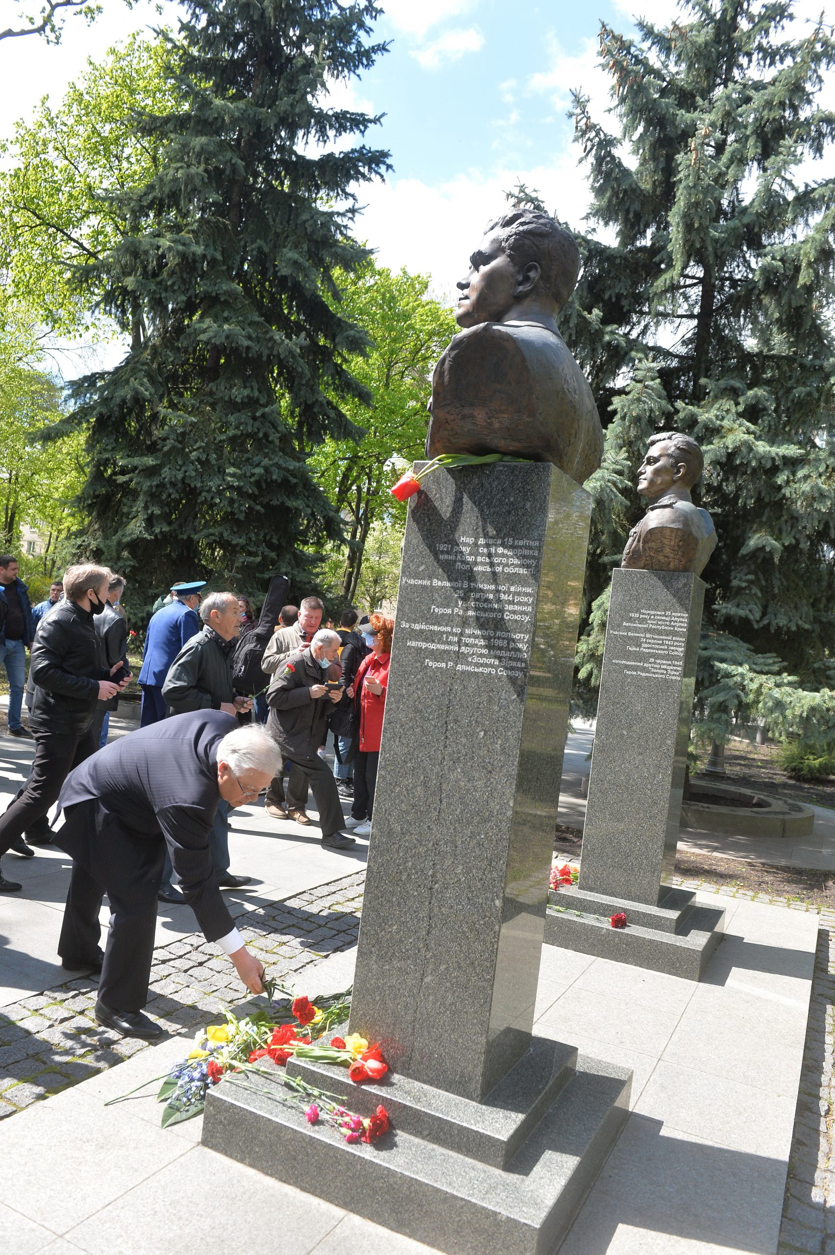 День Победы в Киеве: Без шествий, и официоза, с цветами и почтением