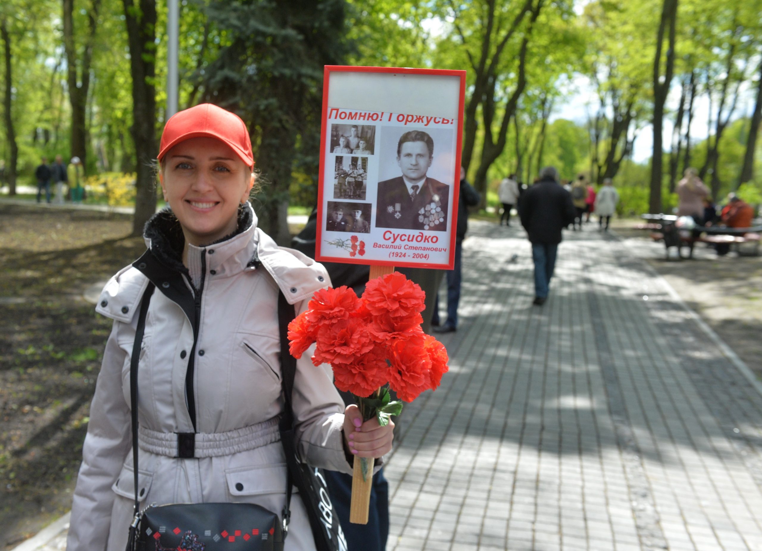 День Победы в Киеве: Без шествий, и официоза, с цветами и почтением