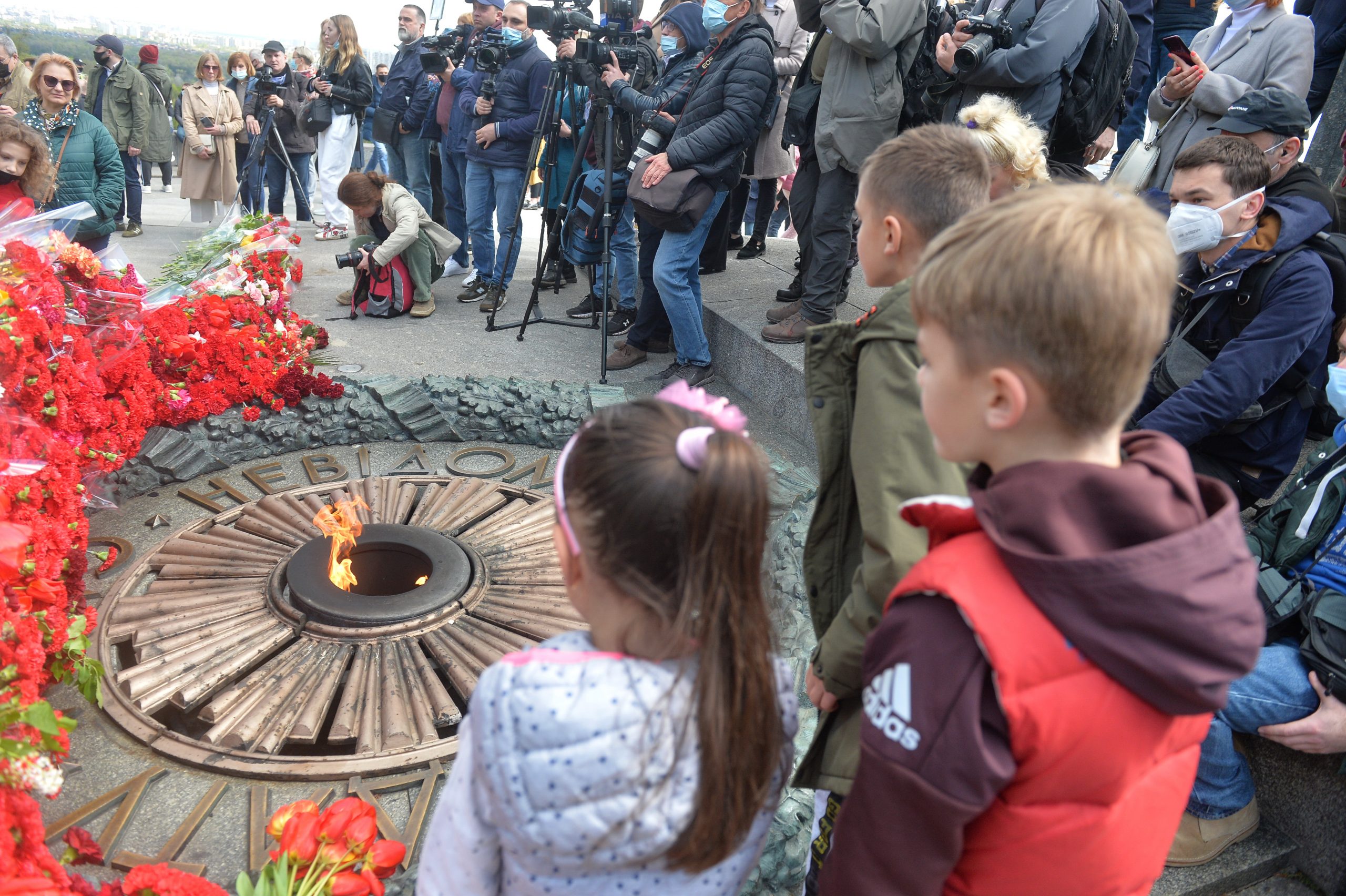 День Победы в Киеве: Без шествий, и официоза, с цветами и почтением