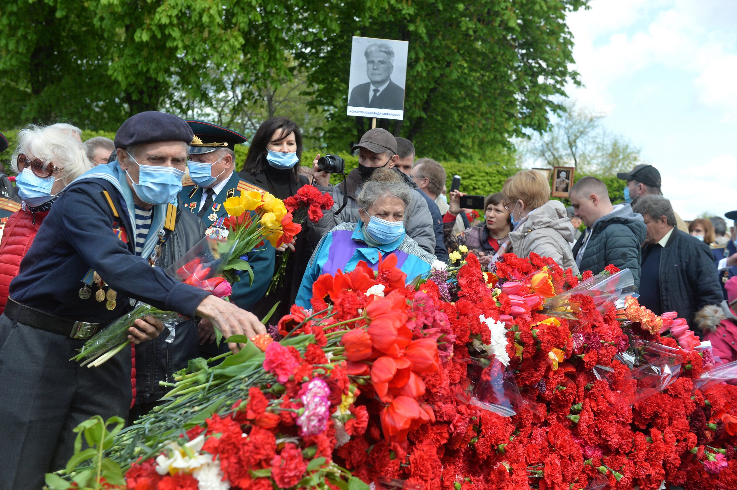 День Победы в Киеве: Без шествий, и официоза, с цветами и почтением