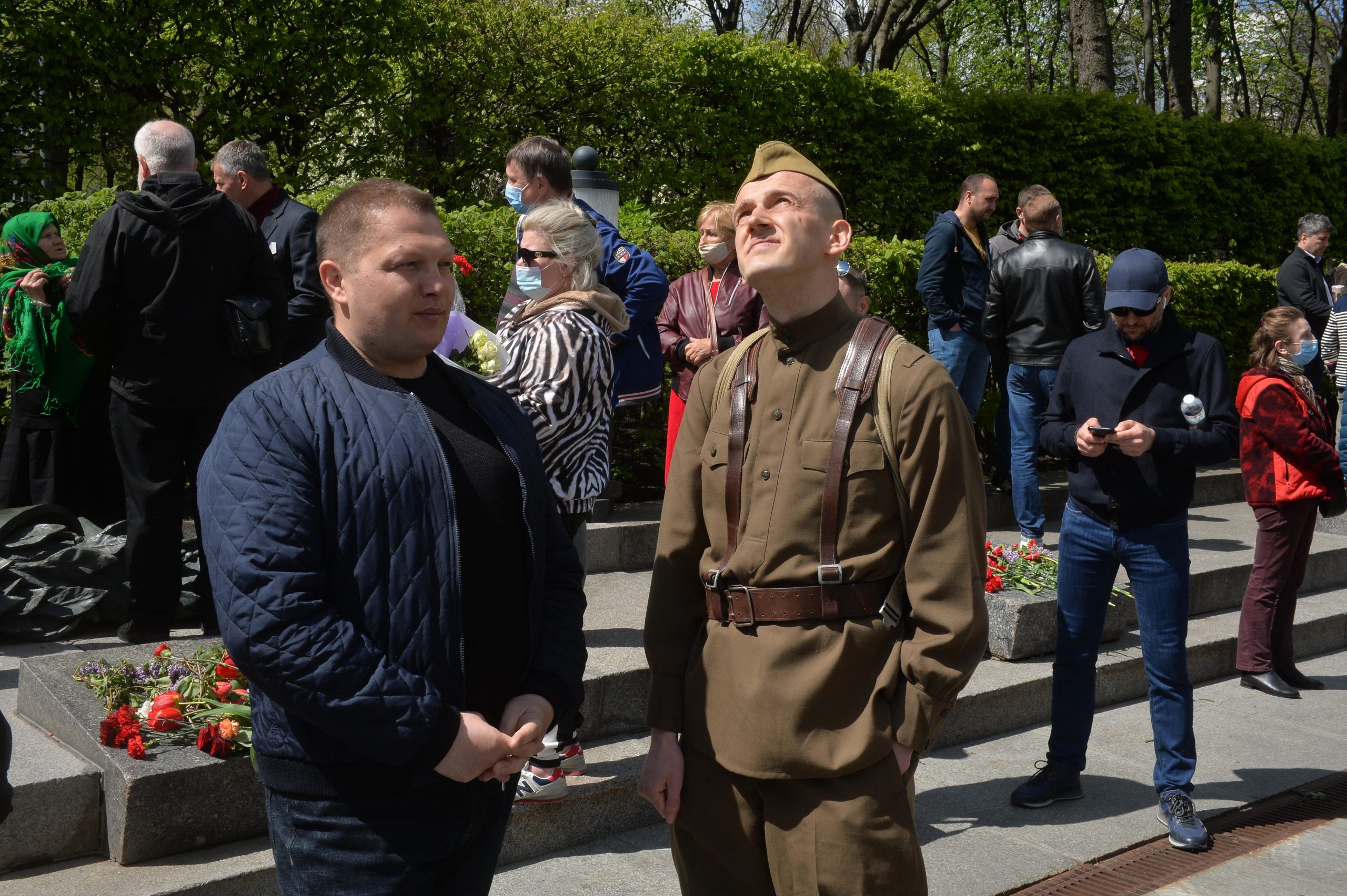 День Победы в Киеве: Без шествий, и официоза, с цветами и почтением