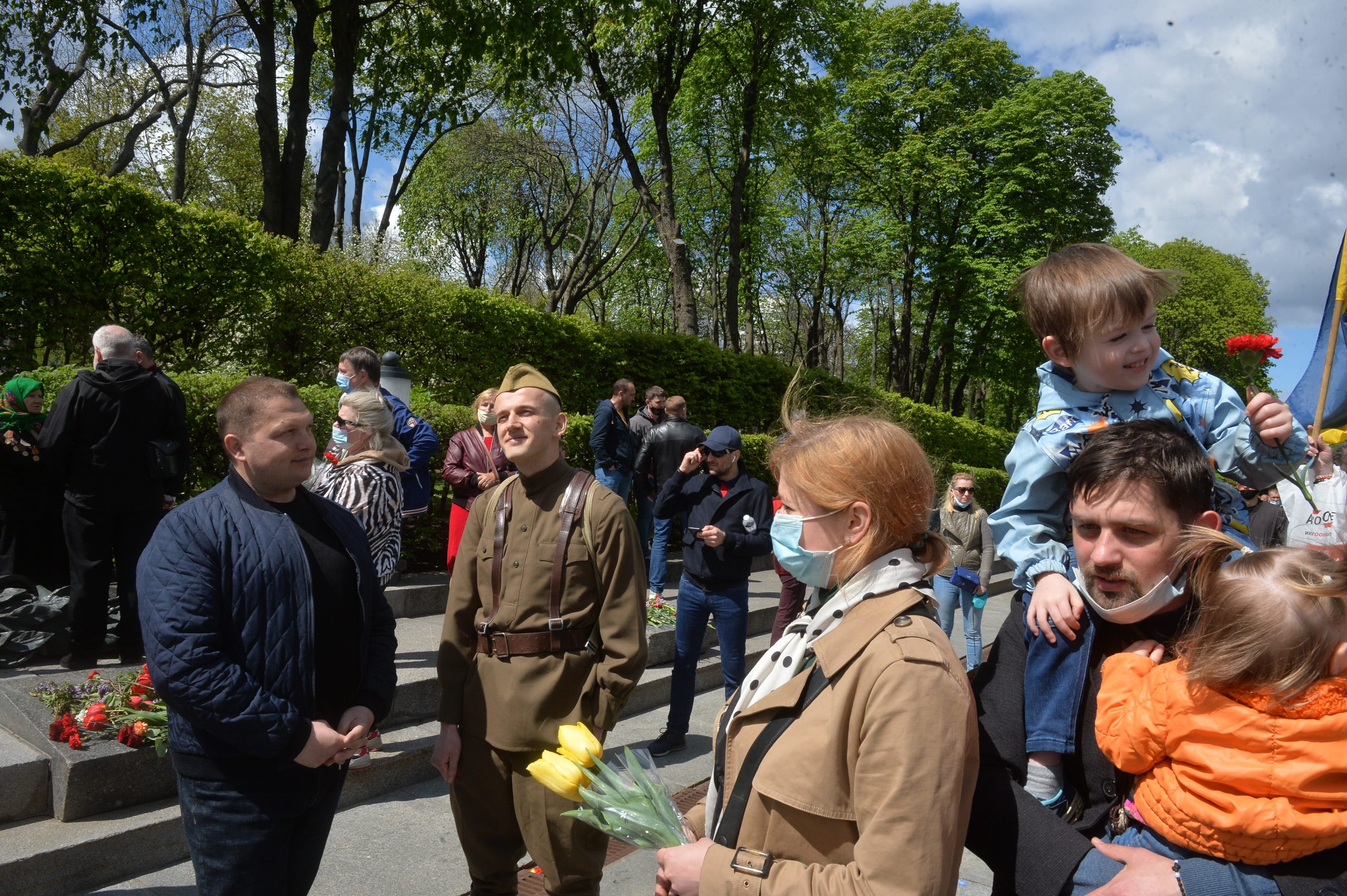 День Победы в Киеве: Без шествий, и официоза, с цветами и почтением