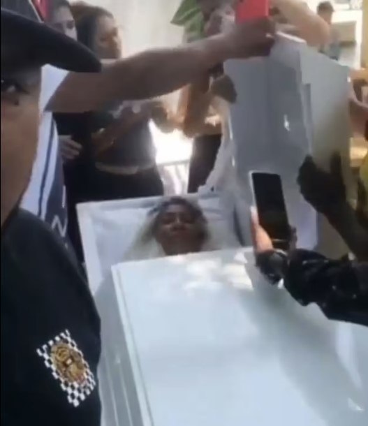 Доминиканка устроила репетицию собственных похорон и полежала в гробу