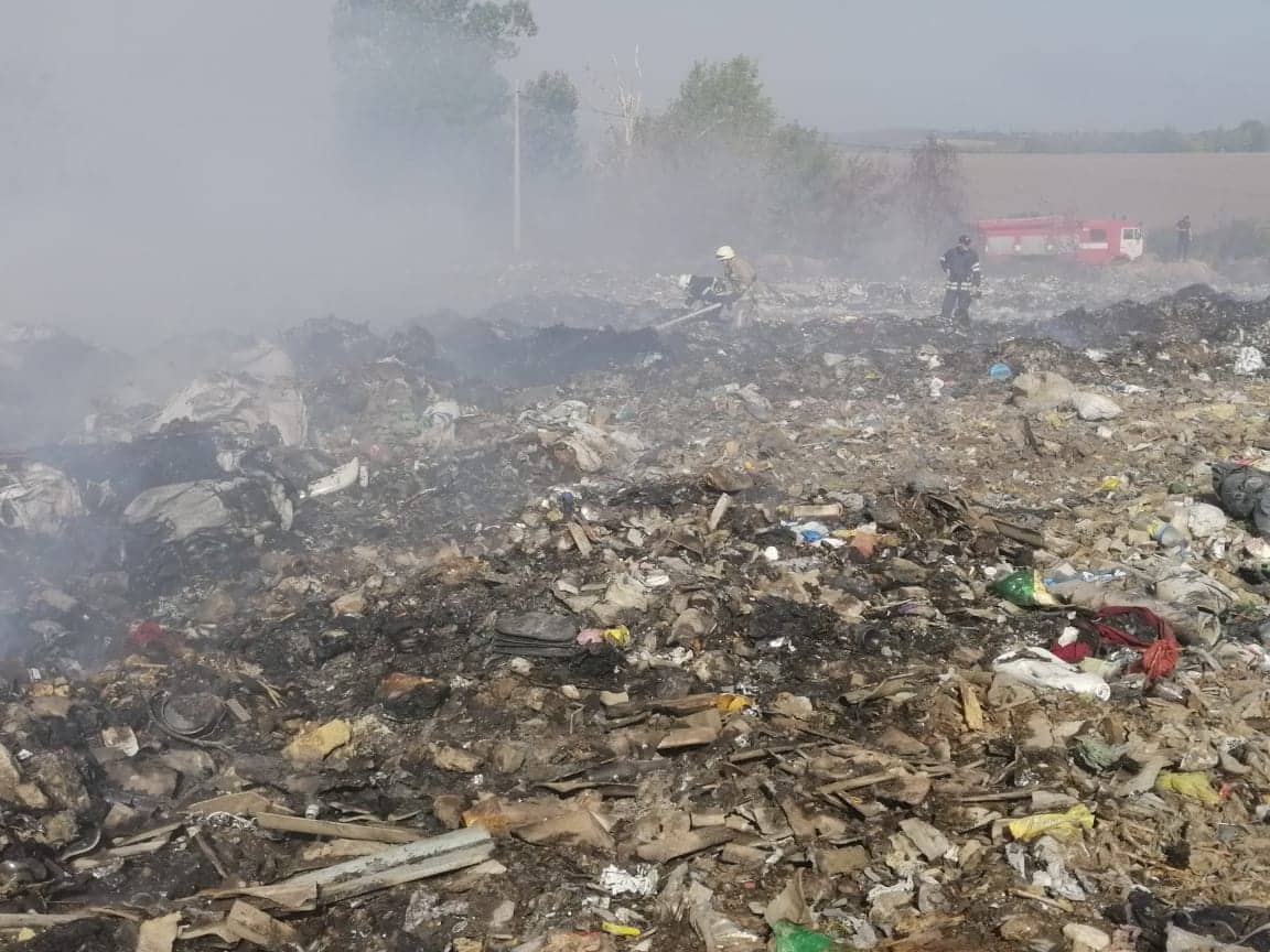 Под Киевом горит официально закрытая свалка