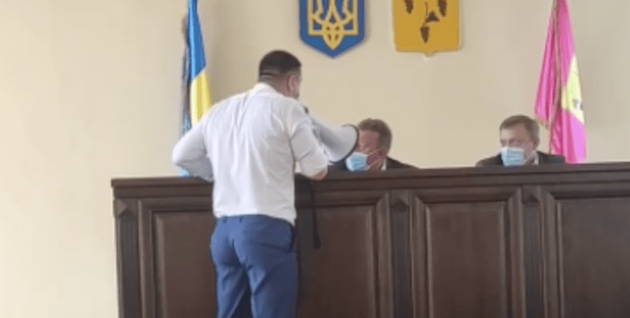 Херсонский депутат сорвал заседание с помощью мегафона (ФОТО)