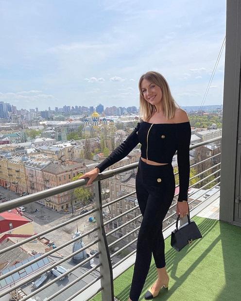 Леся Никитюк позировала на балконе в коротком топе