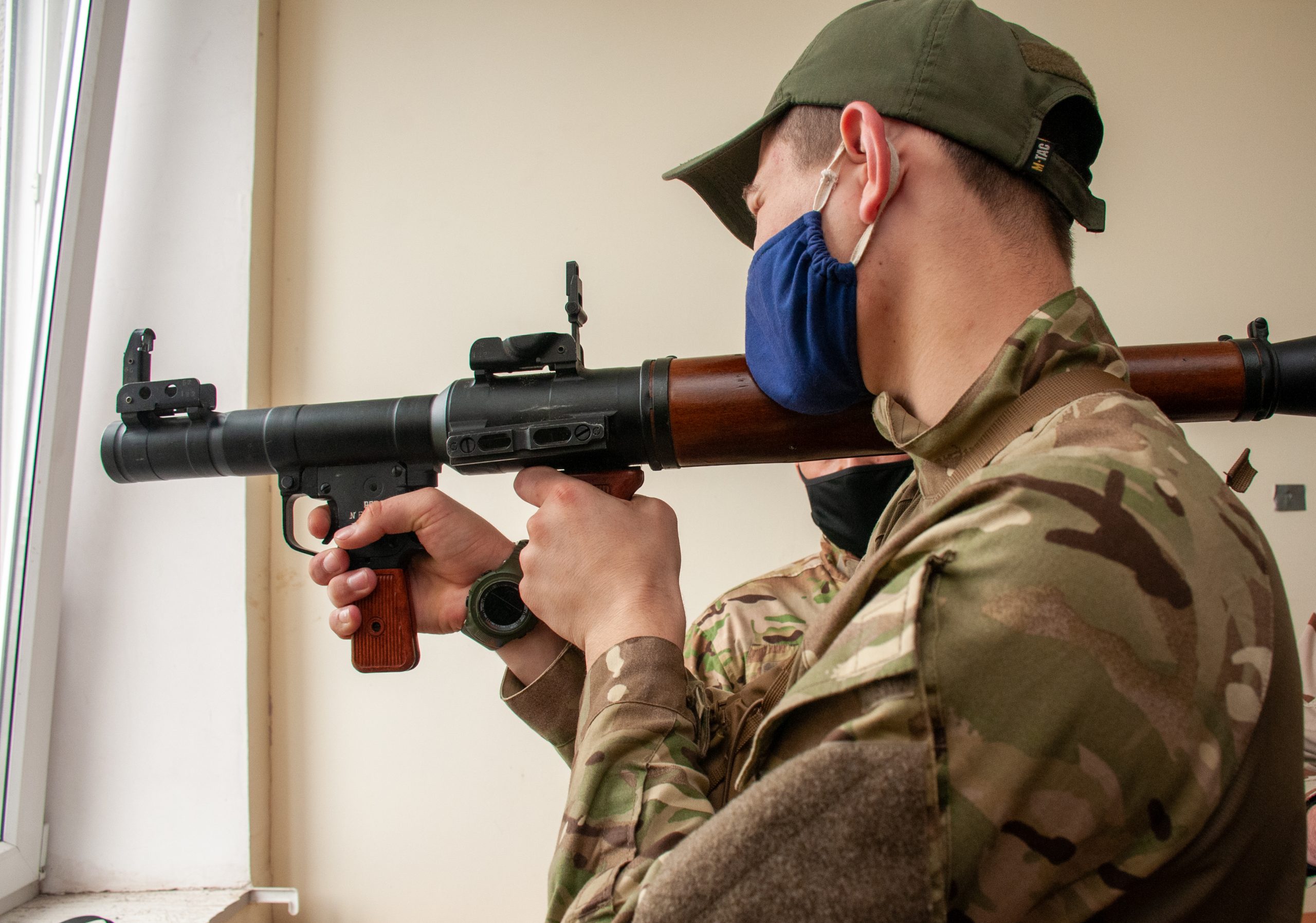 В Харькове спецназначенцы учили обычных харьковчан обращаться с оружием