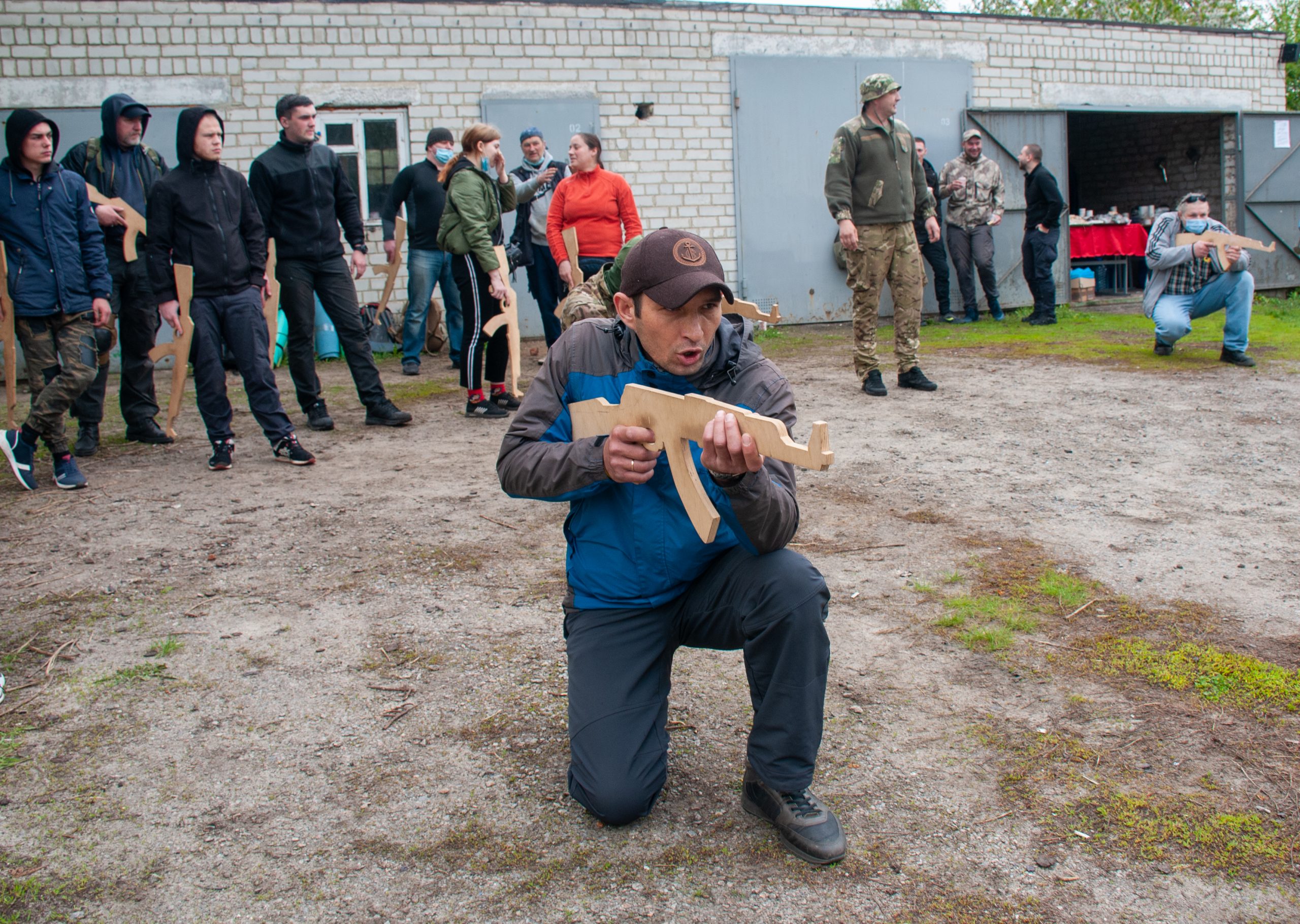 В Харькове спецназначенцы учили обычных харьковчан обращаться с оружием