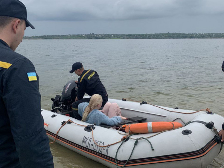 На Бужском лимане спасатели вытащили из воды тонущую девушку