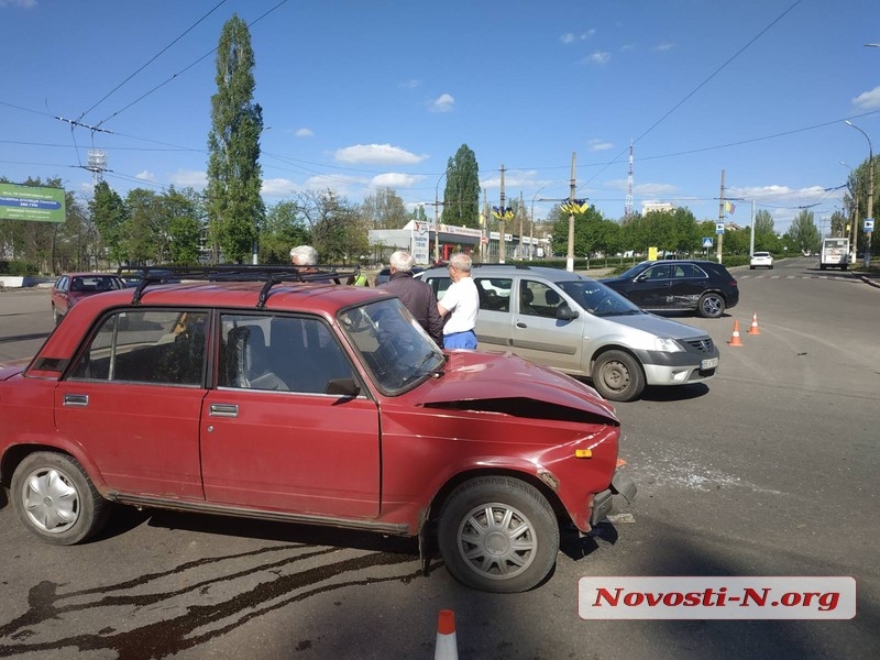 На перекрестке в Николаеве не поделили дорогу Mercedes и ВАЗ