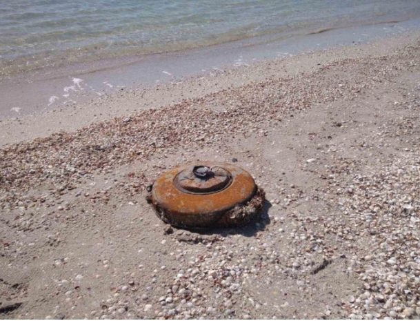 На пляже курорта на Азовском море нашли мину